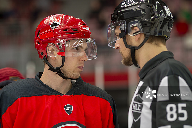 冰球运动员与裁判的激烈对峙图片素材