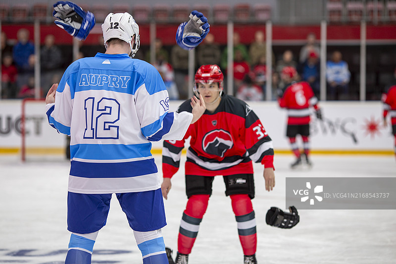 激烈的冰球比赛图片素材