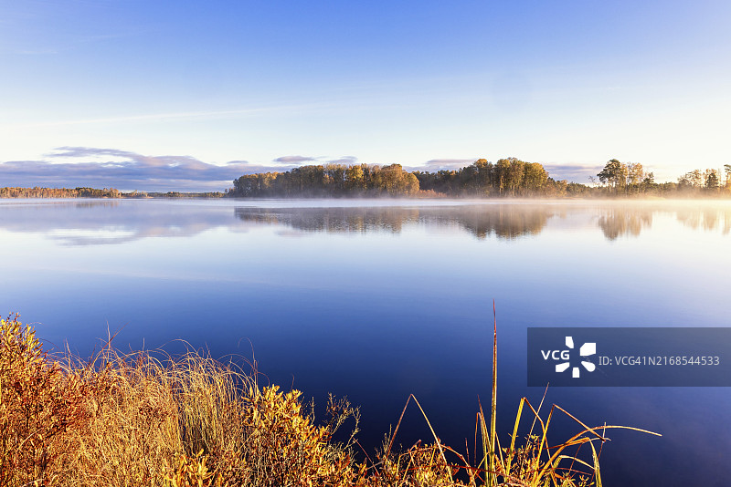 瑞典北欧荒野秋日清晨的湖面倒影和薄雾图片素材