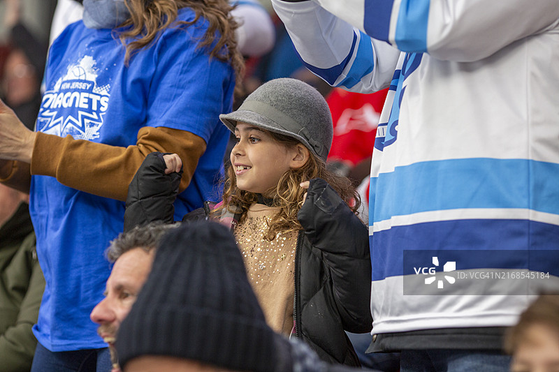 热情的年轻球迷欣赏冰球比赛图片素材
