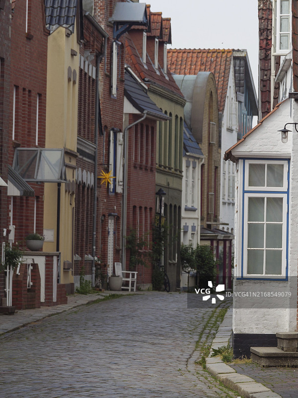 德国石勒苏益格-荷尔斯泰因胡苏姆镇的砖房小巷图片素材