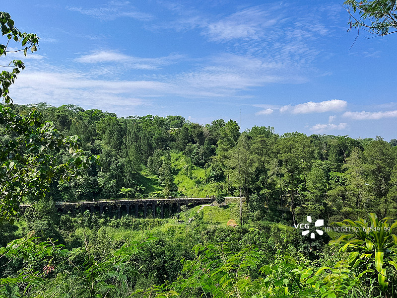 从上方俯瞰山谷的公路图片素材