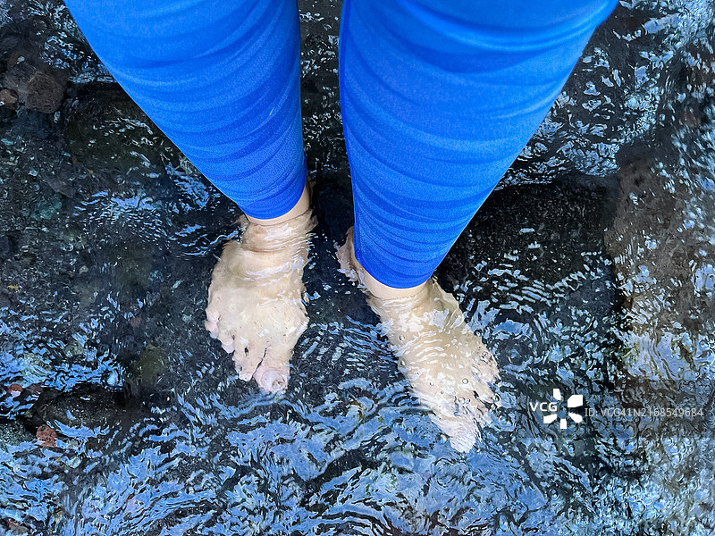 水下石头上的足部图片素材