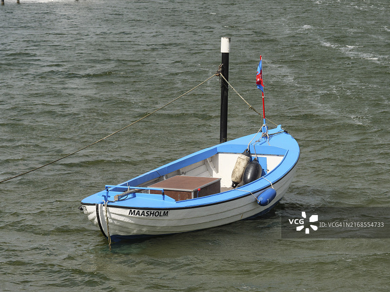 系泊在浮标上的小船，德国图片素材