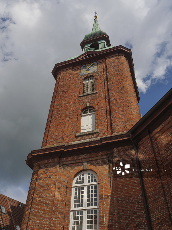 卡佩尔恩砖砌教堂塔楼，带时钟和绿色屋顶，德国石勒苏益格-荷尔斯泰因图片素材