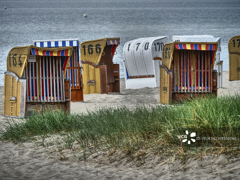 德国埃克尔恩弗尔德沙滩上不同条纹图案的沙滩椅图片素材