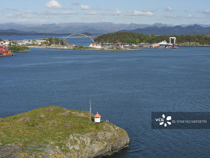 挪威斯塔万格的沿海风光：小岛灯塔、桥梁和山脉图片素材