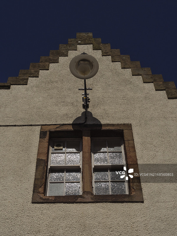 山墙房屋的细节，窗户和灯对着深蓝色的天空，勒威克，设得兰群岛，苏格兰，英国图片素材