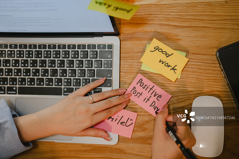 用颜色编码的便签整理议程以进行时间管理图片素材