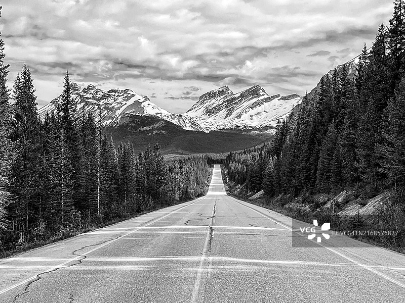 通往远山的永恒之路图片素材