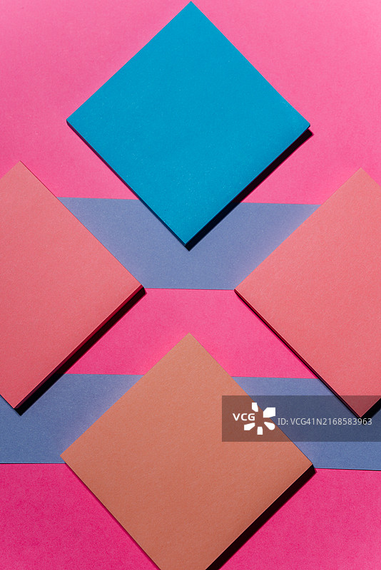 带有彩色用品的办公桌。办公和学校用品摆放在木桌上图片素材