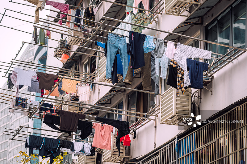 中国上海的阳台上晾晒的衣服图片素材