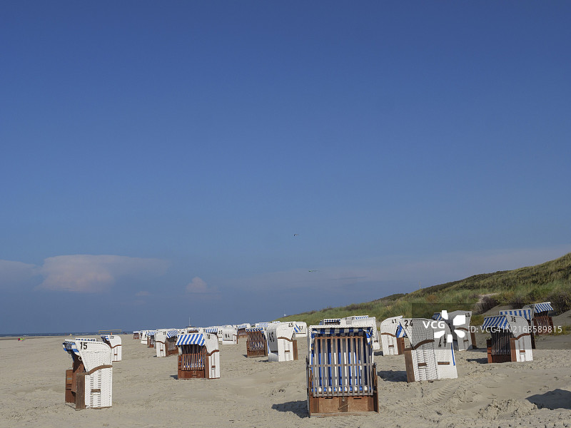 施皮克罗格岛海滩上的沙滩椅，德国北海图片素材