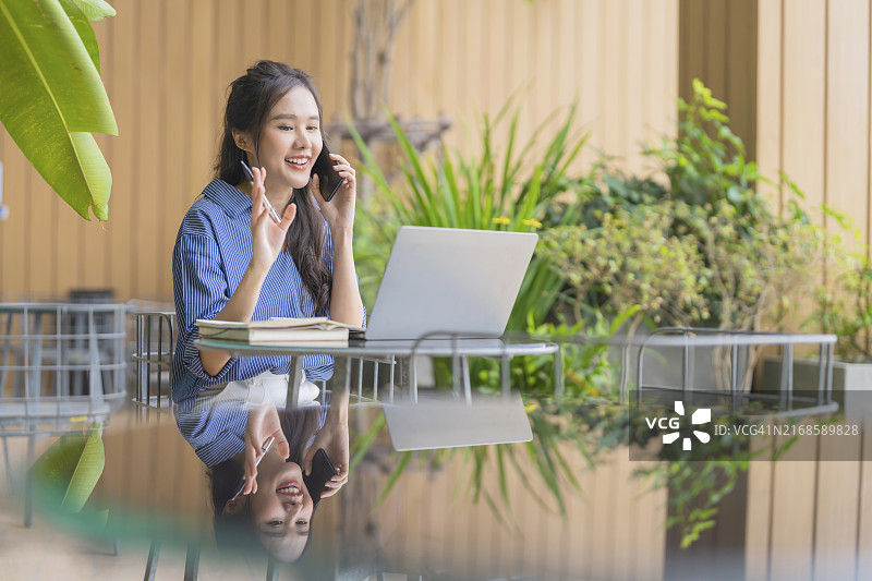 亚洲女商人户外花园阳台工作交流图片素材