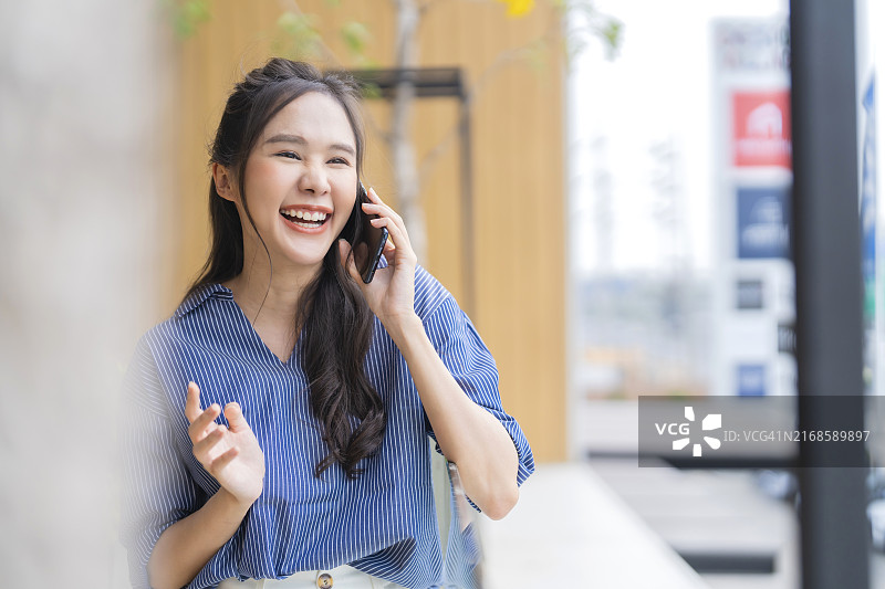 亚洲女商人户外花园阳台工作交流图片素材