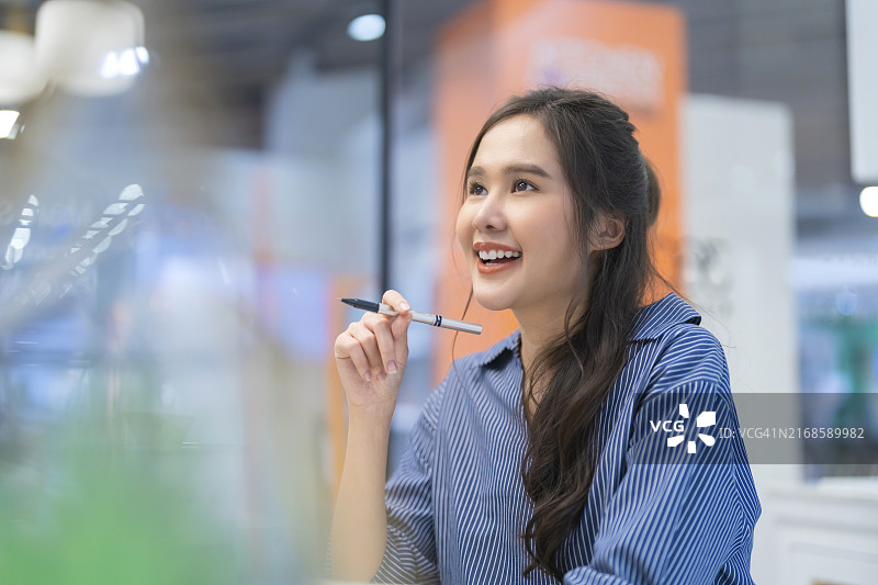 时尚休闲的亚洲女商人，初创公司企业家在商店办公室与客户洽谈业务。使用平板电脑智能手机的快乐女性图片素材