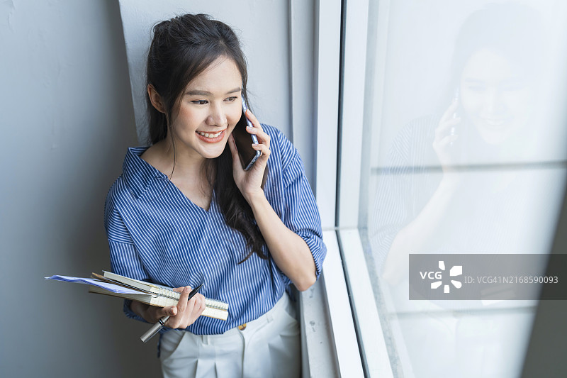 亚洲女性创意设计师与客户讨论项目方案图片素材