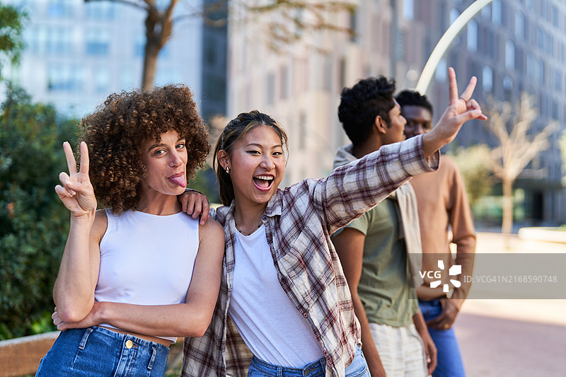 在公园里快乐合影的多民族年轻人图片素材