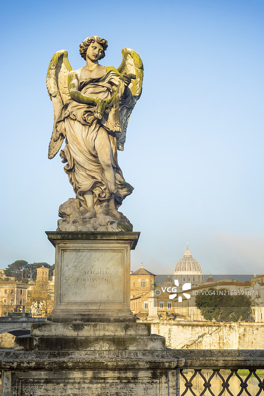 意大利罗马圣天使桥上著名的贝尔尼尼天使雕塑图片素材