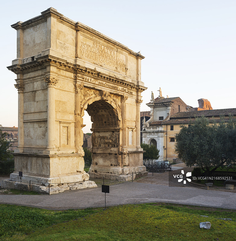 罗马广场的标志性提图斯凯旋门图片素材