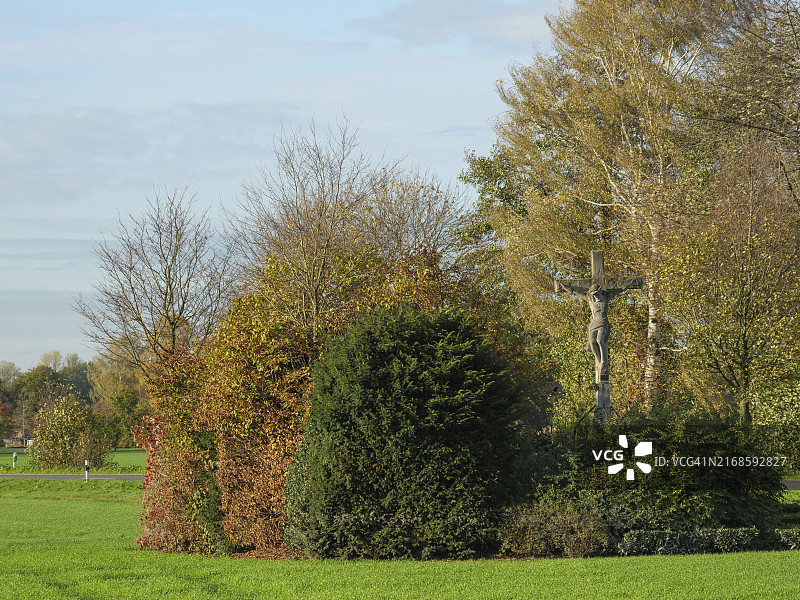 韦瑟克秋日：耶稣像与十字架图片素材
