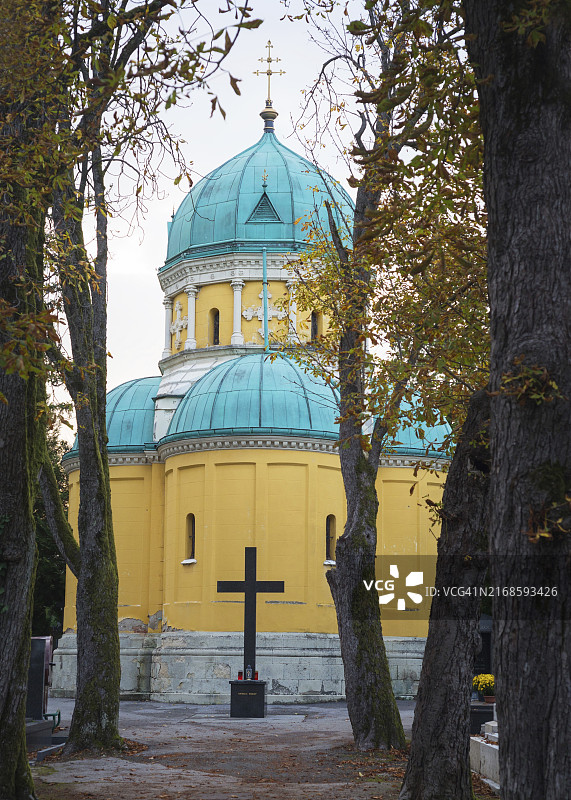 克罗地亚萨格勒布Mirogoj城市公墓的东正教教堂图片素材