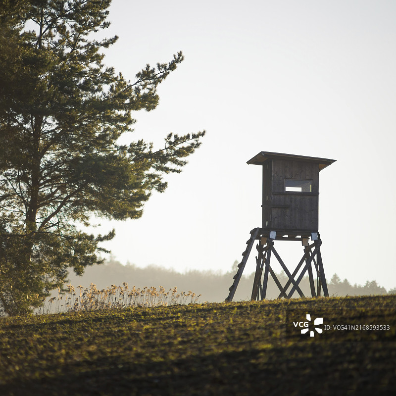 田野边的狩猎塔图片素材