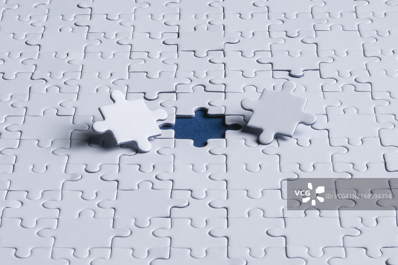 即将放置的关键拼图，象征着问题的解决方案图片素材