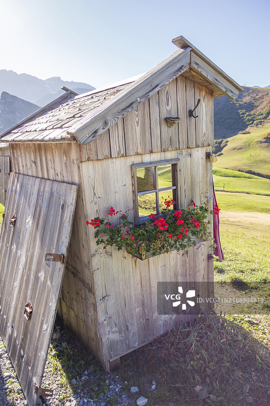山地景观前带花箱的小型木屋图片素材