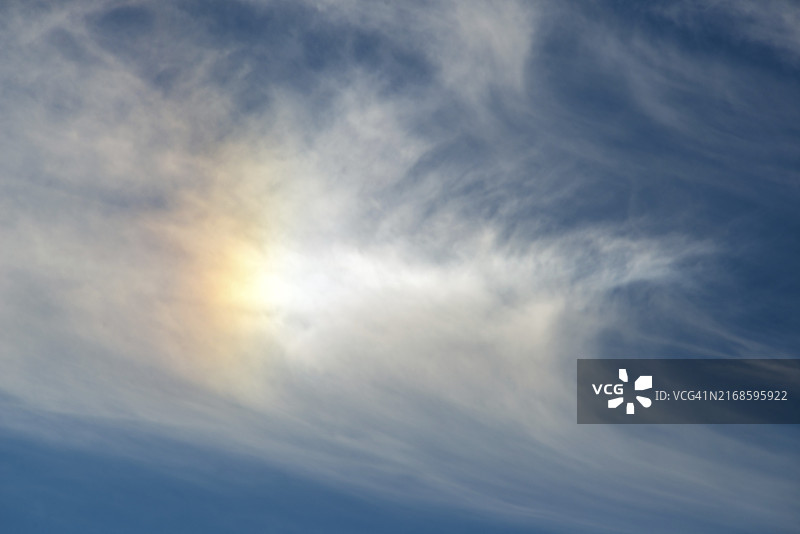 高空云层中的光反射与蓝色天空图片素材