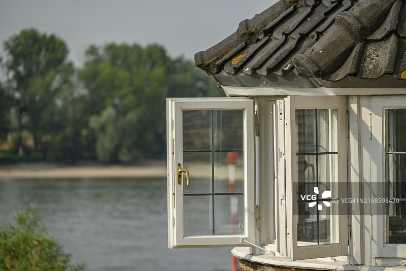 德国里斯：可欣赏河流和树木景色的房屋窗户图片素材
