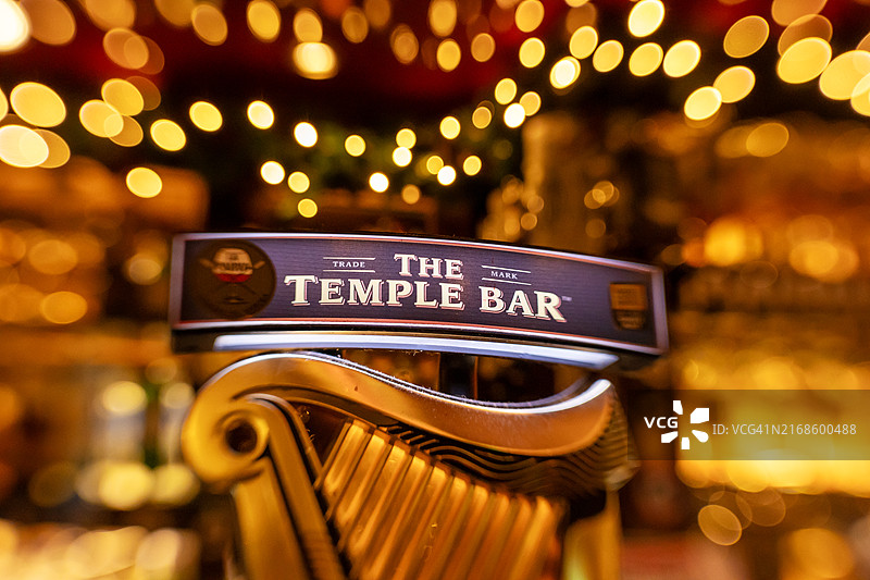 爱尔兰都柏林圣殿酒吧圣诞节啤酒龙头特写图片素材