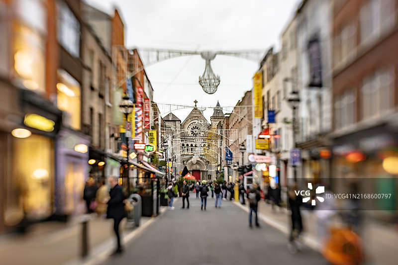 圣诞季期间从格拉夫顿街望向安妮街和爱尔兰圣安教堂，都柏林，爱尔兰图片素材