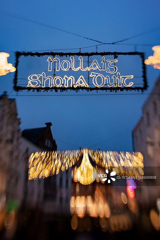 圣诞季都柏林格拉夫顿街上悬挂着写有“Nollaig Shona Dhuit”的banner，意为圣诞快乐图片素材