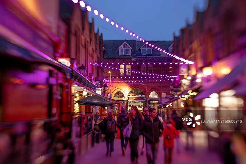 夜晚爱尔兰都柏林乔治街拱廊市场的灯光图片素材
