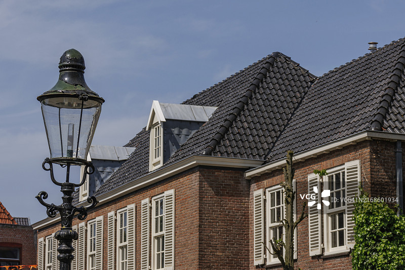 荷兰奥特马瑟姆的灰色屋顶古老房屋和装饰性路灯图片素材