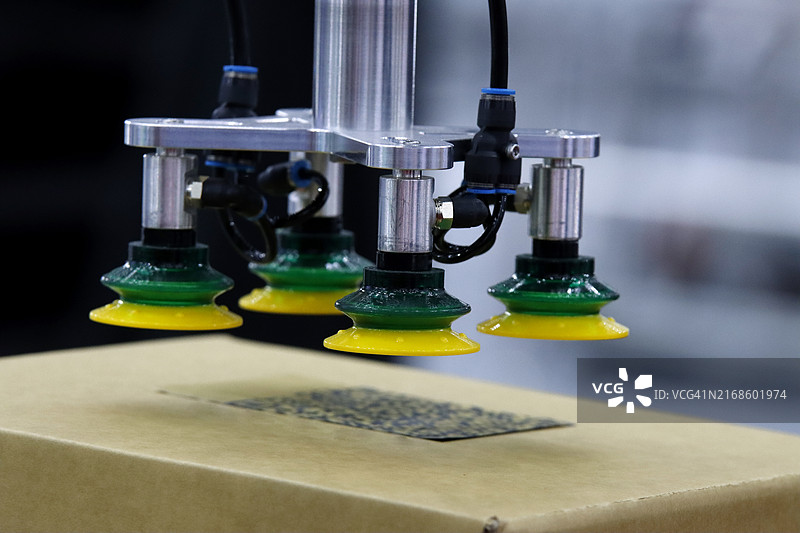 智能配送仓库中的机械臂特写图片素材