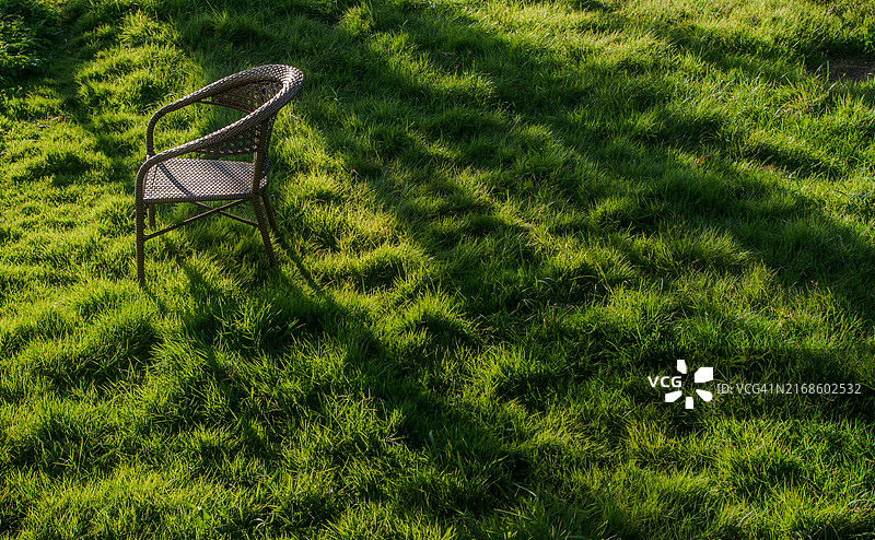 户外藤椅绿草地晨光图片素材