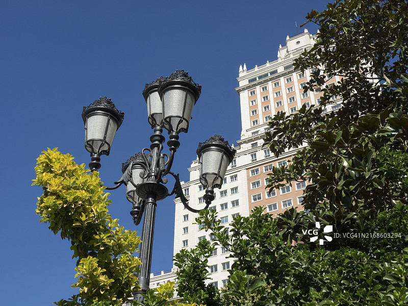 西班牙马德里现代建筑前的装饰街灯图片素材