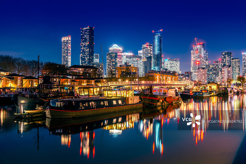 夜晚的格陵兰码头，加拿大水域，萨里码头，伦敦码头区图片素材