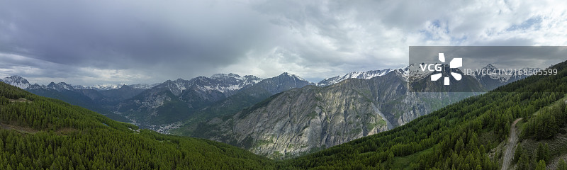 无人机拍摄：眺望弗雷居斯阿尔卑斯山的意大利巴多内基亚图片素材