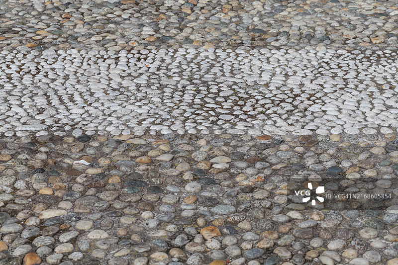 地面上的圆形石头图片素材