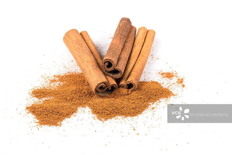 白色背景上的肉桂粉图片素材