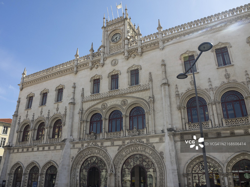里斯本：装饰华丽、有钟表和大窗户的历史建筑图片素材