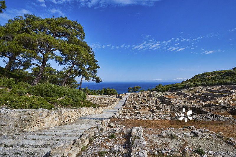 卡米罗斯古城遗址，可俯瞰大海，周围环绕植被和树木，位于希腊罗德岛图片素材