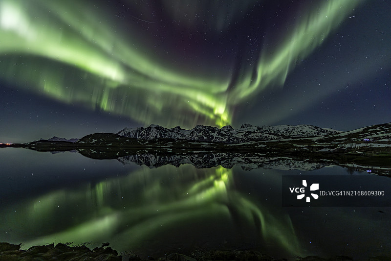 挪威罗弗敦群岛峡湾冬季黄绿色北极光图片素材