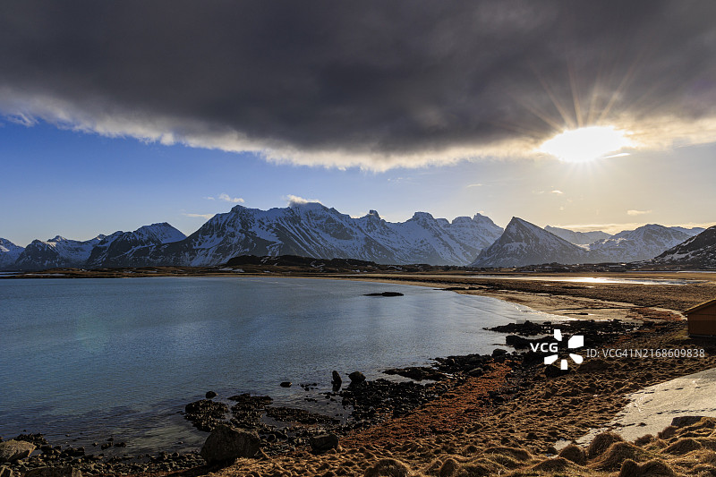 挪威卑尔根海边的多云景象与阳光图片素材