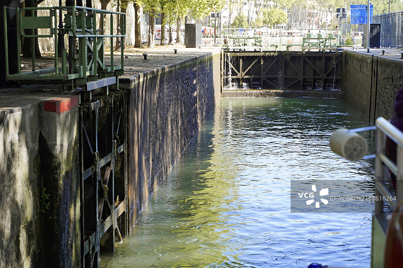 巴黎圣马丁运河的船闸区域图片素材