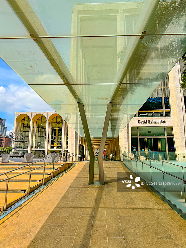 纽约市林肯中心的玻璃雨棚图片素材