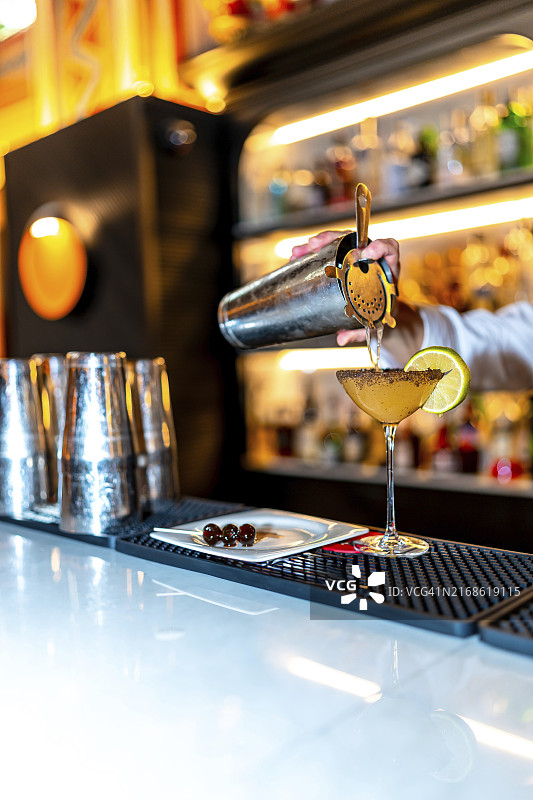 酒吧里调酒师调制奢华鸡尾酒的竖版照片图片素材